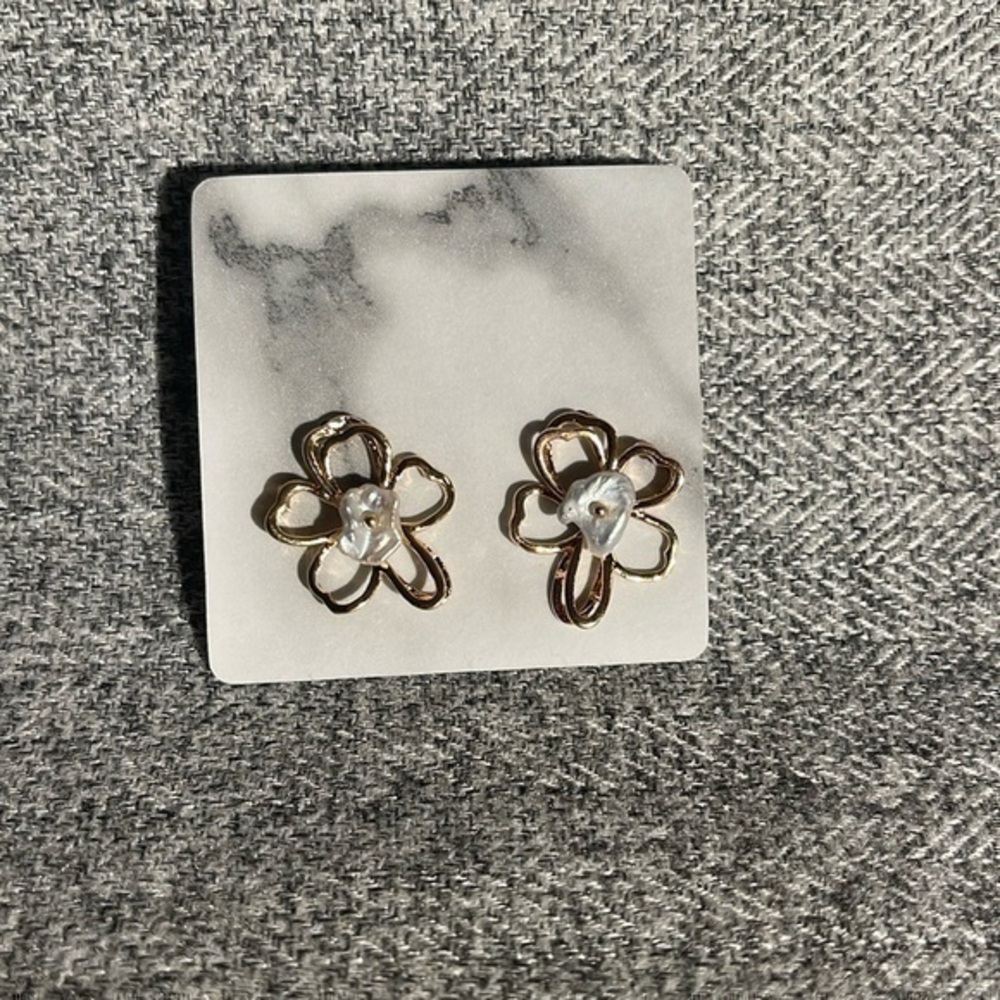 Anthropologie Pearl Flower Post Earrings. NEW